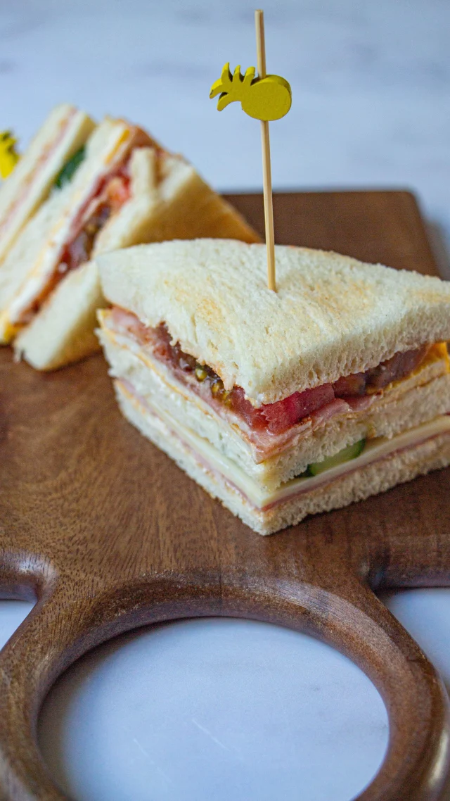 🇫🇷 Les mercredis de la flemme, épisode 1.
Le Club Sandwich 🥪 
Un sandwich facile à faire et vraiment gourmand !

Ingrédients 
6 tranches de pain de mie
2 œufs
1 cuillère à soupe d’huile d’olive
Sel
4 fines tranches de poitrine fumée
100 g de St Moret
2 belles feuilles de laitue
1 ou 2 tranches de jambon cuit
2 tranches fines d’Emmenthal
8 rondelles de concombre
1 tomate

Déroulé
Faites griller vos tranches de pain de mie au grille-pain, réservez.
Faites chauffer l’huile d’olive dans la poêle.
Battez un œuf avec un peu de sel à l’aide d’une fourchette dans le bol.
Faire cuire l’œuf en omelette. A la fin de la cuisson, rabattez les bords de votre omelette pour obtenir une forme carré identique à la taille de vos tranches de pain de mie. Réservez.
Renouvelez l’opération avec le deuxième œuf. Réservez.
Faites revenir les fines tranches de poitrine fumée dans la même poêle. Réservez.
Lavez et séchez vos feuilles de laitue et la tomate. Détaillez la tomate en tranches.
Procédez au montage de vos deux clubs sandwichs.
Tartinez le St Moret sur les tranches de pain de mie.
Recouvrez deux tranches successivement de laitue, jambon, emmenthal et concombre.
Recouvrez d’une seconde tranche de pain de mie.
Ajoutez successivement l’omelette, la poitrine grillée et les tranches de tomate. Salez.
Mettez les deux dernières tranches sur vos clubs sandwichs face tartinée contre les tomates.
Enfoncez les pics en bois dans vos sandwichs et découpez-les en 2 ou 4 selon votre envie.
Bon appétit !
🇺🇸 Lazy Wednesdays, episode 1. 
Club Sandwich 🥪 
So easy and yummy 
•
#casseroleetchocolat #clubsandwich #toast #sandwich #recettefacile #recetterapide #faitmaison #recette #comfortfood #reconfort #paindemie #whitebread #dinneridea #diner