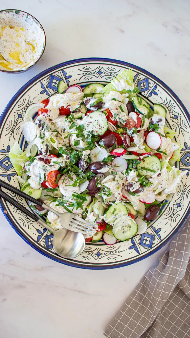 🇫🇷 La salade fattoush, ma nouvelle obsession !!
🥒🫒🍅🥬🫜
Tu valides ?

Ingrédients 
150 g de yaourt grec (ou de labneh)
1 concombre (ou 2 petits concombres libanais)
8 radis
10 olives Calamata
300 g de tomates (ou de tomates cerise)
2-3 feuilles de salade Iceberg
2 oignons blancs frais (ou 1 petit oignon rouge)
15 feuilles de menthe
1 poignée de coriandre fraîche (ou de persil plat)
1/2 citron
1 gousse d’ail
2 cuillères à soupe de vinaigre balsamique blanc
1/2 cuillère à café de poivre fraîchement écrasé au pilon
1 cuillère à café de fleur de sel
1 cuillère à soupe de sumac
5-6 cuillères à soupe d’huile d’olive

🇺🇸 The best fattoush salad !
🥒🫒🍅🥬🫜
Sounds good?
Recipe in bio
•
#casseroleetchocolat #salade #fraicheur #fattoush #été #salad #levantine #regime #rééquilibragealimentaire #recettesimple #recettefacile  #concombre #radis #tomate #sumac #huiledolive #oliveoil #vegetarien #summer #vegetarianfood