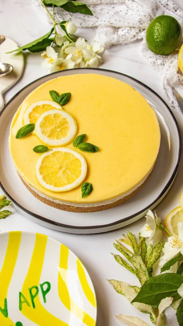 🇫🇷 Cheesecake sans cuisson au citron 🍋 
Une recette très simple, rapide à faire et super gourmande 💛 C’est parfait pour ton week-end !
Il faut que tu testes !!

Les ingrédients 
110 g de beurre coupé en petits dés
220 g de biscuits Petits Beurre
300 g de Philadelphia
75 g de sucre en poudre
1/2 citron
15 cl de crème liquide entière
150 g de crémeux au citron 

Déroulé 
Faites fondre le beurre.
Mixez les biscuits et mélangez avec le beurre fondu.
Déposez cette pâte au fond de votre moule et pressez bien sur toute la surface.
Réservez au réfrigérateur.
Dans un saladier, mélangez les zestes de citron, le jus de citron et le sucre.
Ajoutez le Philadelphia. Fouettez pour obtenir un mélange bien lisse.
Réalisez une chantilly avec votre crème. Puis ajoutez-la au précédent mélange et incorporez délicatement à l’aide d’une maryse.
Étalez sur la pâte.
Fouettez votre crème de citron pour bien la détendre et versez-la sur la crème. Utilisez une petite spatule coudée pour lisser la surface.
Réservez au réfrigérateur pendant 2 heures au moins avant de déguster.

🇺🇸 Lemon curd no bake cheesecake 🍋
An easy and yummy recipe
Recipe on the blog or just ask for it
•
#casseroleetchocolat #cheesecake #citron #cremeux #lemoncurd #cheesecake #fromage #gateau #patisserie #patisseriefrançaise #patisseries #pâtisserie #pastry #frenchpastry #cheesecakelove #lemonpie #lemoncurd #easyrecipe #recettesimple #recettefacile #pascher #cheap #homecook #cuisinemaison #faitmaison #nobake #sanscuisson