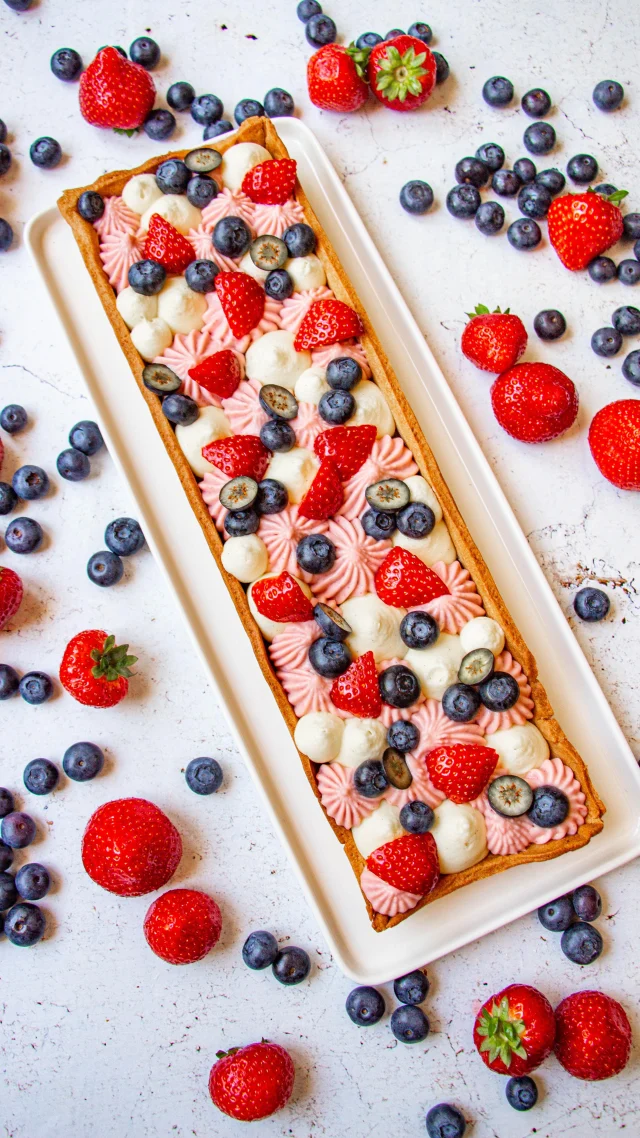 🇫🇷 Tarte aux fruits rouges 🍓🫐
Pour marquer la fin de l’été…!
Ça te plaît ?

Recette en commentaire (elle est un peu longue 😅)

🇺🇸 Berry tart 🍓🫐
To celebrate the end of summer…
Recipe on the blog. Link in bio or ask for it ♥️

•
#tarte #casseroleetchocolat #gateau #vanille #vanilla #fraise #tart #noisette #myrtille #dessert #gouter #gourmandise #pastry #patisserie #ganache #berries #strawberries #blueberries #été #summer