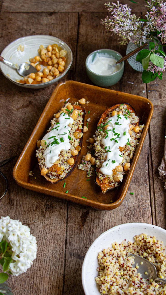 🇫🇷 Aubergines rôties aux épices, quinoa et sauce au yaourt. 🍆
Vous allez adorer !!
Détail de la recette ⬇️⬇️⬇️

Ingrédients 
2 aubergines
2 cuillères à café de cumin moulu
1 cuillère à café de coriandre moulue
1 cuillère à café de paprika doux
8 cuillères à soupe d’huile d’olive
100 g de quinoa
1 yaourt à la grecque
1 poignée de feuilles de coriandre fraîche
2 cuillères à soupe de raisins secs
1 cuillère à soupe d’amandes effilées
6 cuillères à soupe de pois chiches cuits
Sel

Déroulé
Préchauffez votre four à 200 degrés.
Coupez les aubergines en deux dans le sens de la longueur, faites des entailles profondes en croisillons sans couper la peau.
Disposez les aubergines dans votre plat.
Mélangez le cumin, la coriandre moulue, le paprika, 7 cuillères à soupe d’huile d’olive et 1/2 cuillère à café de sel.
Versez sur les aubergines en prenant soin de faire couler cette sauce dans les découpes.
Enfournez pour 40 minutes.
Pendant ce temps, cuisez le quinoa selon les instructions du paquet.
Faites chauffer à feu moyen la dernière cuillère à soupe d’huile d’olive dans une petite poêle. Ajoutez les raisins secs, les pois chiches et les amandes. Cuisez ainsi pendant 5 minutes en mélangeant.
A la sortie du four, disposez du quinoa sur les aubergines, ajoutez le contenu de la petite poêle.
Ajoutez du yaourt et la coriandre ciselée. Servez !

🇺🇸 Roasted eggplants with quinoa and yogurt 🍆
You’re gonna love this!
Recipe in bio or just ask for it
•
#casseroleetchocolat #recettefacile #recetterapide #vegetarian #aubergines #eggplants #faitmaison #recette #instafood #vegetarien #quinoa #yaourt #yogurt #rééquilibragealimentaire #diet #régime