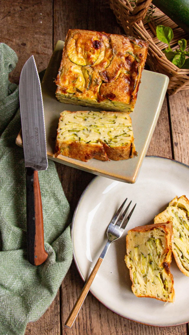 🇫🇷 Les mercredis de la flemme, épisode 2.Le cake invisible aux courgettes.
C’est tellement simple à faire, qui va tester ?

Ingrédients
700 g de courgettes
4 œufs
150 g de farine
20 g d’huile d’olive
100 g de lait
1 gousse d’ail
100 g de parmesan
10 feuilles de basilic
2 branches de thym frais
1 cuillère à café de sel
Une bonne pincée de poivre

Déroulé 
Préchauffez votre four à 180 degrés.
Découpez vos courgettes en fines tranches à l’aide d’une mandoline.
Mélangez les oeufs avec la farine puis ajoutez l’huile, le lait, la gousse d’ail râpée, le parmesan râpé, le basilic finement ciselé, les feuilles de thym.
Assaisonnez avec sel et poivre.
Versez sur les tranches de courgettes et mélangez bien.
Versez dans votre moule.
Enfournez pour 1 h.

🇺🇸 Lazy Wednesdays, episode 2.
Invisible zucchini cake.
Easy to make ! Are going to try this recipe?
Recipe on the blog or just ask for it 
•
#casseroleetchocolat #recettefacile #recetterapide #cheapeats #faitmaison #recette #legumes #légumes #cake #gateau #courgette #zucchini #invisible #pascher #veggies #vegetable #vegetarien #vegetarian #vegetarianfood #cheap #homecooking #flemme #homecook