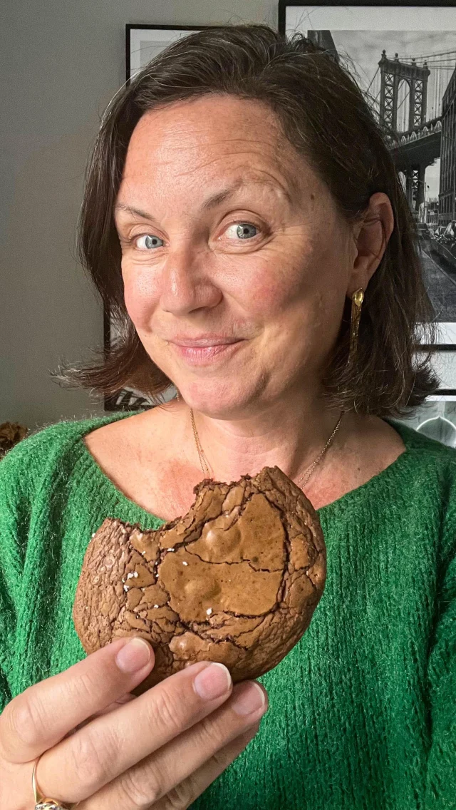 🇫🇷 Je ne résiste pas…
Je suis fan de chocolat…
🤎🤎🤎
Tu valides ?

Ingrédients 
2 gros œufs (environ 120 g sans coque)
160 g de sucre roux
200 g de chocolat
60 g de beurre
1/2 cuillère à café de fleur de sel
1/2 cuillère à café de levure chimique
90 g de farine
150 g de grosses pépites de chocolat (ici @lapateliere)

Déroulé 
Préchauffez votre four à 180 degrés.
Faites fondre le beurre et le chocolat au bain marie.
Fouettez au batteur les œufs et le sucre jusqu’à obtention d’un mélange mousseux.
Ajoutez le mélange chocolat/beurre aux œufs et sucre. Mélangez.
Ajoutez la farine tamisée, le sel et la levure. Mélangez.
Ajoutez finalement les grosses pépites de chocolat.
Faites des tas bien espacés sur un tapis de cuisson.
Mettez au four 12 minutes.
A la fin de la cuisson, laissez refroidir sur le tapis quelques minutes avant de mettre vos cookies sur une grille.

🇺🇸 I can not resist…
I love chocolate…
🤎🤎🤎
Recipe in bio or just ask for it
•
#cookies #chocolatechipcookies #moelleux #casseroleetchocolat #recettefacile #recetterapide #gourmandise #faitmaison #recette #patisserie #pastry #gouter #marthastewart #dessert #cake #chocolat #chocolate #chocolover #cuisinemaison #easyrecipe #chocolatecookies #cookiedough