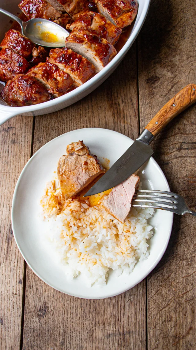 🇫🇷 Filets mignons sauce barbecue ❤️‍🔥
Ma nouvelle recette coup de cœur !!
La préparation est faite en 5 minutes et le résultat est juste canon !

Ingrédients
2 beaux filets mignons de porc
1 cuillère à café de sel
1 cuillère à café de paprika
1/2 cuillère à café de poivre
1/2 cuillère à café de gingembre moulu
1 gousse d’ail râpée
2 cuillère à soupe de sauce soja salée
1 cuillère à soupe de sirop d’érable
3 cuillères à soupe d’huile d’olive
1/2 cuillère à soupe de concentré de tomate
3 cuillères à soupe de sauce barbecue

🇺🇸 Tenderloin with barbecue sauce ❤️‍🔥
You must try it: prepared in just a few minutes and so yummy!

•
#casseroleetchocolat #recettefacile #recetterapide #faitmaison #recette #filetmignon #barbecue #marinade #barbecuesauce #diner #dinnerathome #pork #porc #veau #staub #easyrecipes #easyrecipesathome #freshfromtheoven