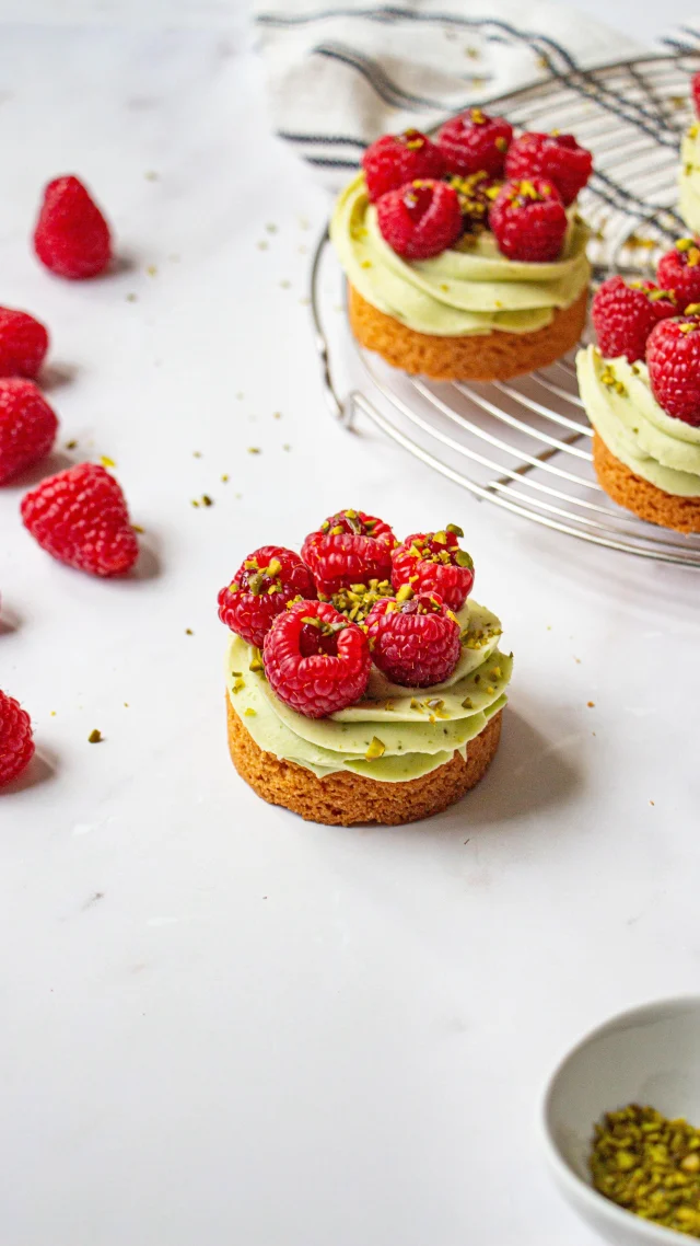 🇫🇷 Tartelettes pistache et framboise 💚🩷
Pour vous souhaiter une belle fin de week-end ✨
Est-ce que ça vous plaît ?
Recette en commentaire (elle est un peu longue 😅)

🇺🇸 Pistachio and raspberry tartlets 💚🩷
To wish you a blissful Sunday ✨
Recipe on the blog. Link in bio or ask for it

•
#tarte #casseroleetchocolat #pistache #pistachio #raspberry #tartelette #tart #paletbreton #dimanche #sunday #bliss #shortbreadcookies #dessert #gouter #gourmandise #pastry #patisserie #ganache #framboise #pistachios #raspberries #ganache #ganachecake