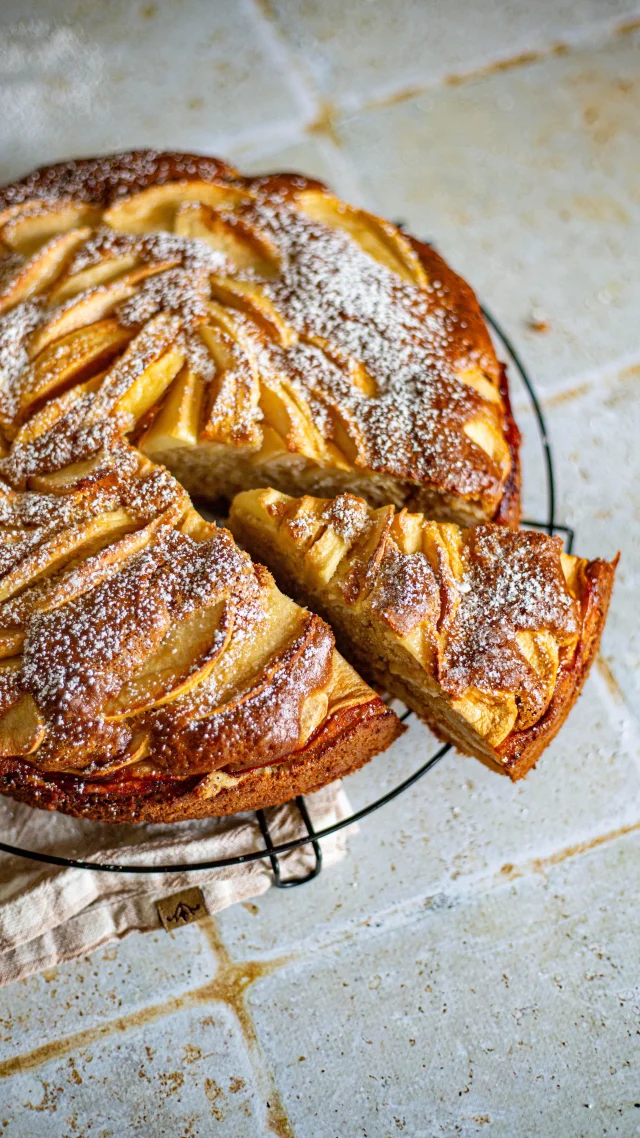 🇫🇷 C’est l’automne 🍁 Il fait froid, j’ai remis les chaussettes ! 🧦 
Gâteau pommes et mascarpone pour me remonter le moral…
On valide ? 🍎🍎🍎

Ingrédients 
4 pommes
20 g de beurre
30 g de sucre
4 œufs
150 g de sucre
250 g de mascarpone
200 g de farine
1,5 sachets de levure (ou 16 g)
1/2 cuillère à café de cannelle
1 pincée de fleur de sel
2 cuillères à soupe de cassonade
2 cuillères à café de sucre glace

🇺🇸 Fall is here 🍁 I’m so cold today, I’m even putting socks on 🧦 
Apple and mascarpone cake for a comforting treat!
Recipe in bio or ask for it 🍎🍎🍎
•
#gateauauxpommes #italianfood #casseroleetchocolat #pomme #pommes #mascarpone #gateau #cake #applepie #apples #gouter #tortadimele #gateaumaison #applecake #recette #recettefacile #automne #fall #recetterapide #easyrecipe #moelleux #gourmandise #recette #instafood #foodphotography #foodpics