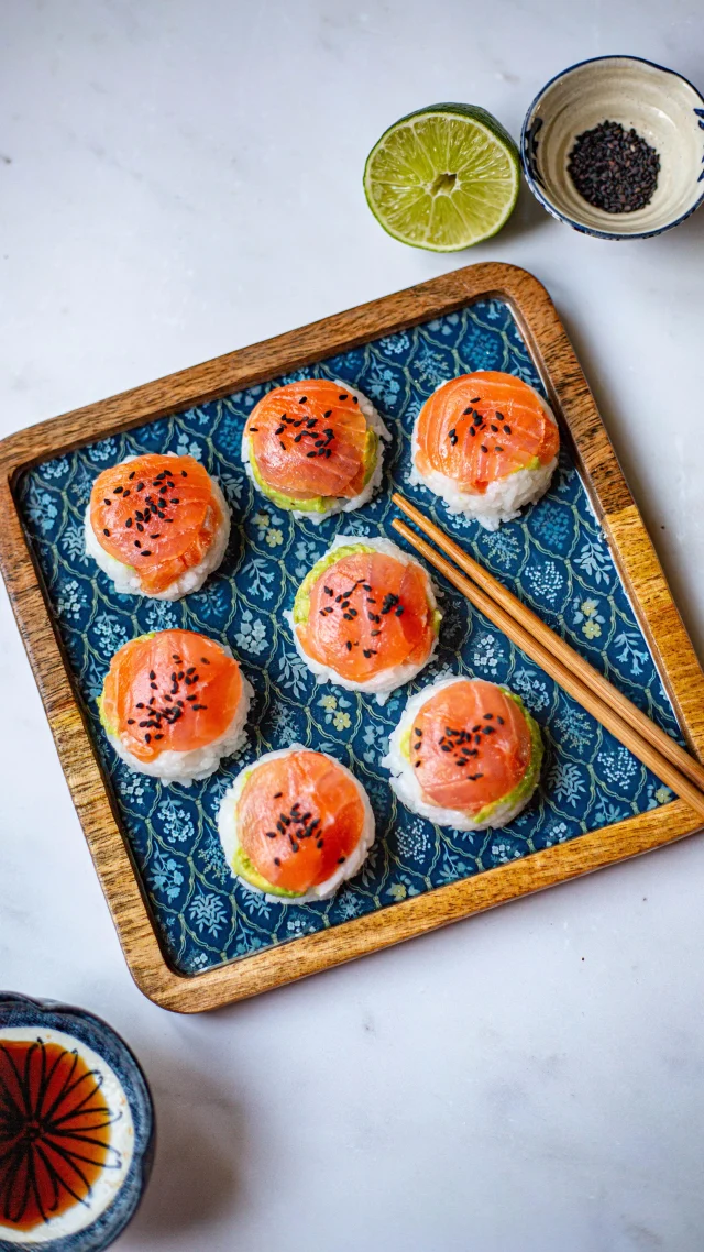 🇫🇷 Sushis balls pour un dîner facile et super sympa ! 🍣
Franchement il faut que tu testes cette recette qui se prépare en quelques minutes ! ⏱️

Ingrédients 
130 g de riz blanc
2 cuillères à soupe de vinaigre de riz
1 cuillère à café de sel fin
1 cuillère à soupe de sucre
200 g de saumon (préalablement congelé)
1 avocat mûr
1 pincée de fleur de sel
1 pincée de poivre
1/2 cuillère à café de moutarde
1/2 cuillère à café d’huile de sésame
1/2 citron vert
4 tranches de saumon fumé
Graines de sésame

Déroulé 
Faites cuire le riz pendant le temps indiqué sur le paquet dans de l’eau non salée.
Rincez rapidement sous l’eau froide, égouttez et laissez refroidir.
Mélangez le vinaigre de riz, le sucre et la cuillère à café de sel fin.
Ajoutez le riz, mélangez et réservez au frais.
Mélangez la fleur de sel, le poivre, la moutarde, l’huile de sésame et 1 cuillère à café de jus de citron vert dans un bol.
Hachez finement le saumon et mettez-le dans le bol.  Mélangez et réservez au réfrigérateur.
Écrasez l’avocat avec un peu de sel, de poivre et 1 cuillère à café de jus de citron vert.
Détaillez le saumon fumé en disques. Coupez les chutes et ajoutez-les au saumon frais.
Déposez un disque de saumon fumé dans vos demi-sphères, ajoutez une cuillère de marinade de saumon, une cuillère d’avocat et une généreuse couche de riz.
Tassez pour obtenir une texture de sushi compacte.
Réservez au réfrigérateur 10 à 20 minutes.
Disposez enfin vos sushis balls sur un plat, saupoudrez de graines de sésame et régalez-vous !

🇺🇸 Sushi balks anyone?? 🍣
So easy to make and so yummy! You have to try it, it only takes a few minutes. ⏱️

•
#casseroleetchocolat #nigiri #nigirisushi #sushi #sushilover #saumon #salmon #avocat #avocado #maki #riz #rice #japon #japan #japanesefood #cuisinejaponaise #fingerfood #apero #brunch