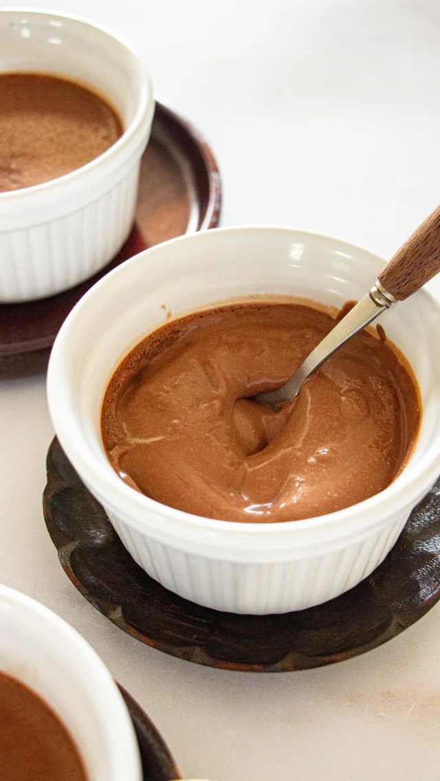 🇫🇷 Les mercredis de la flemme, épisode 4.
Des crèmes chocolat façon Danette pour célébrer la journée mondiale du chocolat !!
C’est un peu ma journée en fait 😅
Facile à faire et vraiment gourmand ! Est-ce que tu vas te laisser tenter ??

Ingrédients 
100 g de chocolat (@cacaobarryofficial  pour moi)
100 g de crème 
100 g de lait

Déroulé
Faites chauffer la crème et le lait à feu moyen jusqu’à ébullition.
Retirez aussitôt du feu.
Versez sur le chocolat fondu en 3 fois et mélangez jusqu’à l’obtention d’un mélange bien lisse.
Laissez refroidir à température ambiante puis réservez au réfrigérateur pendant 4 heures.

🇺🇸 Lazy Wednesdays, episode 4. 
Chocolate creams
So easy and yummy 
•
#casseroleetchocolat #chocolat #chocolate #creme #crème #recetterapide #flemme #pascher #recette #recettefacile #recettesimple #easyrecipe #cream #danette #cremechocolat #3ingredients #dessert #gouter #mercredi #chocolatelover #chocolatelovers #worldchocolateday