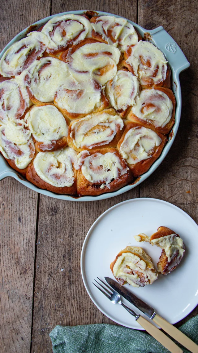 🇫🇷 Cinnamons rolls 🥮
C’est ce qu’il vous faut pour le petit déjeuner !!
Une délicieuse odeur de cannelle, une tasse de thé, et c’est le bonheur…

Ingrédients 
***Pâte
240 g de lait tiède
10 g de levure de boulanger déshydratée ou 20 g de fraîche
2 gros œufs
80 g de beurre fondu
560 g de farine
1 cuillère à café de sel (4 g)
65 g de sucre
***Garniture
100 g de beurre très mou
120 g de cassonade
2 cuillères à soupe de cannelle
70 g de crème liquide
***Glaçage
110 g mascarpone
60 g de beurre très mou
70 g de sucre
1 pincée de vanille en poudre

Déroulé en commentaire 

Moule @peugeot_saveurs 

🇺🇸 Cinnamon rolls ! 🥮
What could be better for your breakfast today?
Recipe in bio or ask for it
•
#cinnamonroll #fluffy #casseroleetchocolat #moelleux #cinnamonrolls #brioche #cannelle #recetterapide #recettefacile #cinnamon #breakfastclub #breakfastlovers #gouter #petitdejeuner #gourmandise #breakfastideas #breakfast #roulé #glacage #samedi #recettedujour #gateau #dessert #teatime #babka