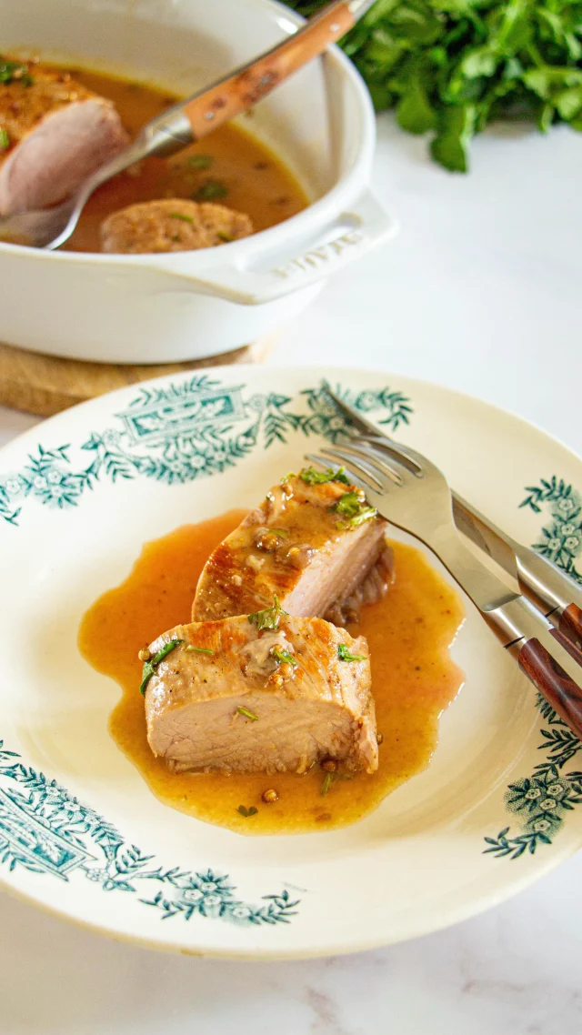 🇫🇷 Filets mignons miel et coriandre 🌿 
Et même 3 coriandres puisqu’il y a de la coriandre moulue, en graines et fraîche.
Je cuis à basse température pour préserver la viande, sa texture et son jus. 
C’est une recette coup de cœur !!
La préparation est faite en 10 minutes et le résultat est juste canon !

Casserole et poêle @debuyerfrance 
Plat à gratin @staub_fr
Couverts @goyon.chazeau.coutellerie 

Ingrédients
2 filets mignon de porc
3 cuillères à soupe de miel
50 g de beurre
1 cuillère à soupe d’huile d’olive
1 cuillère à soupe de graines de coriandre
1 cuillère à café de coriandre en poudre
1 cuillère à café de gingembre moulu
Quelques feuilles de coriandre fraiche
Sel
Poivre

Déroulé 
Salez les filets mignons et faites les revenir dans la poêle avec l’huile d’olive.
Disposez-les dans un plat allant au four.
Préchauffez votre four à 80-90 degrés.
Déglacez la poêle avec 1/2 verre d’eau et récupérez le jus.
Faites fondre le beurre et le miel à feu doux dans la casserole.
Ajoutez le jus des filets mignons, la coriandre en graine et poudre, le gingembre. Laissez cuire toujours à feu doux pendant 3-4 minutes.
Nappez vos filets avec la sauce, ajoutez les feuilles de coriandre et le poivre.
Cuisez pendant 1 heure environ.

🇺🇸 Tenderloin with honey and coriander 🌿
You must try it: prepared in just a few minutes and so yummy!

•
#casseroleetchocolat #recettefacile #recetterapide #faitmaison #recette #filetmignon #miel #coriandre #honey #diner #dinnerathome #pork #porc #cilantro #staub #easyrecipes #easyrecipesathome #freshfromtheoven #coriander #debuyer