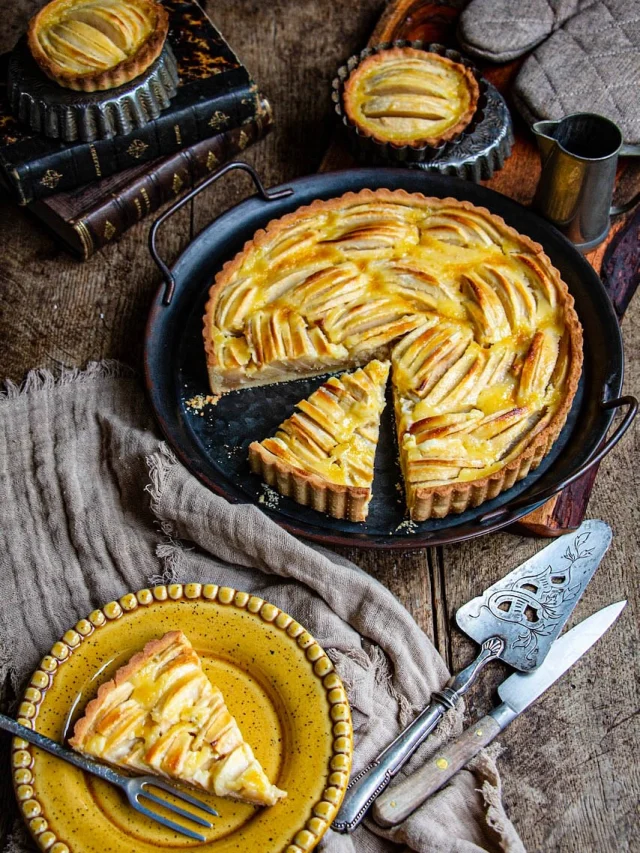 🇫🇷 Déclinaison autour de la pomme 🍎 
Voici le best off des recettes à base de pommes particulièrement appréciées sur le blog.
Il y a des évidences et des surprises. 
Je vous laisse découvrir tout ça !

1/ tarte aux pommes alsacienne 
2/ gâteau aux pommes façon Tatin
3/ strudel aux pommes
4/ beignets express aux pommes
5/ gâteau invisible aux pommes
6/ tarte aux pommes bouquet de roses
7/ muffins aux pommes
8/ briochettes roulées façon babka aux pommes 
9/ gâteau chocolat et mascarpone
10/ tartelettes expresse pomme et pistache
11/ tartelettes façon Tatin 
12/ tarte aux pommes et caramel américaine 
13/ gâteau pommes et mascarpone

🇺🇸 Apples, in so many ways 🍎
Here are the most famous recipes with apples from the blog !

•
#casseroleetchocolat #pomme #pommes #apple #apples #tarte #gateau #dessert #patisserie #gouter #recette #cake #muffin #pastry #recipe #tatin #applepie #caramel