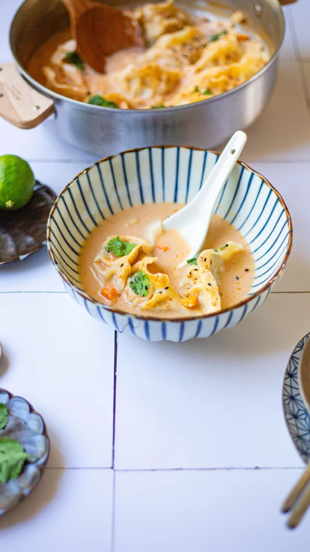 🇫🇷 C’est la fête de la Lune 🌑 
Il n’en fallait pas plus pour que je vous propose une nouvelle recette !
Voici ma soupe de raviolis au curry rouge 🧧🥟🧧
Un plat complet, sain et tellement savoureux !
Recette inspirée des talentueuses @cheztiffany_  et @healthyfood_creation ♥️

Ingrédients 
1/2 bouillon cube de volaille (ou de légumes)
1/2 litre d’eau
2 cuillères à soupe d’huile végétale (tournesol ou colza)
2 cm de gingembre
1 cuillère à café de pâte de curry rouge
1 cuillère à soupe de sauce soja sucrée (ou salée)
1 cuillère à café de concentré de tomate
1 cuillère à café de beurre de cacahuète
1 bâton de citronnelle
2 carottes
1 navet
20 cl de lait de coco
15 raviolis chinois
1/2 citron vert
Quelques feuilles de coriandre fraîche
1 cuillère à café de graines de sésame (doré ou noir)

🇺🇸 It’s Moon festival today. 
I didn’t need more excuse to share my newest recipe!
Red curry dumpling soup 🧧🥟🧧
•
#casseroleetchocolat #moonfestival #fetedelalune #chine #china #dumplings #gyoza #soupe #soup #bouillon #ravioli #vegetarian #vegetarianfood #vegetarien #midautumn #automne #fallseason #fallfood #celebration #asie #asia #asianfood #chinesefood #cuisinechinoise #chinesefoodlover