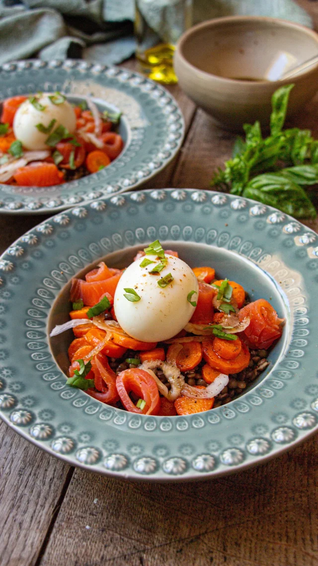 🇫🇷 Salade tiède lentilles, carottes et œuf mollet. 🥚
C’est qui qui a loupé la cuisson des œufs ?? 😅😅
Être au four, au moulin et derrière l’appareil photo c’est pas simple… 🙃
Bref, vous allez adorer cette recette de saison, complète, saine et pleine de saveurs !

Ingrédients 
250 g de lentilles vertes
1 oignon
2 carottes
2 ou 3 branches de thym
1 feuille de laurier
1/2 cuillère à café de curcuma
1/2 cuillère à café de curry en poudre
1/2 cuillère à café de gros sel
2 oeufs
Huile d’olive
2 cuillères à soupe de vinaigre balsamique
2 cuillères à soupe de sauce soja salée
1 oignon blanc avec sa tige verte
Quelques tiges de ciboulette (optionnel)

🇺🇸 Lukewarm lentil salad with carrot and eggs 🥚 
My eggs are slightly overcooked but that the risk when you cook, shoot and make videos at the same time ! 😅😅

•
#casseroleetchocolat #rééquilibragealimentaire #salad #carotte #salade #lentilles #carrot #saumon #recette #recettefacile #recettesimple #pascher #saumonfumé #oeuf #eggs #smokedsalmon #healthyfood #mangersainement #antigaspi #easyrecipeideas #fallfood
