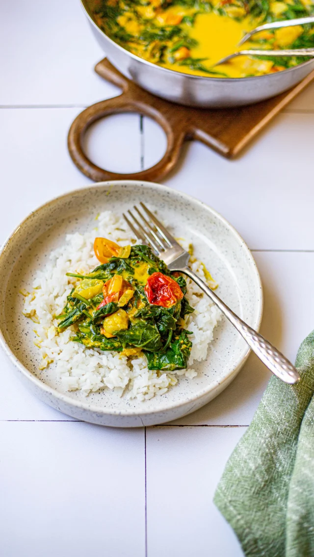 🇫🇷 Les mercredis de la flemme, épisode 5.
Mon fameux curry d’épinards et tomates cerises 🌱🍅
Facile à faire, ultra sain et vraiment gourmand !

Ingrédients 
500 g d’épinards frais
1 cuillère à café de pâte de curry rouge 
1/2 oignon
15 tomates cerises
2 cuillères à soupe d’huile de tournesol
20 cl de lait de coco
Sel
Poivre

🇺🇸 Lazy Wednesdays, episode 5. 
Spinach and cherry tomato curry 🌱🍅
So easy and yummy 
•
#casseroleetchocolat #curry #tomates #tomatescerises #tomato #recetterapide #flemme #pascher #recette #recettefacile #recettesimple #easyrecipe #epinard #spinach #currystagram #currylovers #mangersainement #riz #rééquilibragealimentaire #mercredi