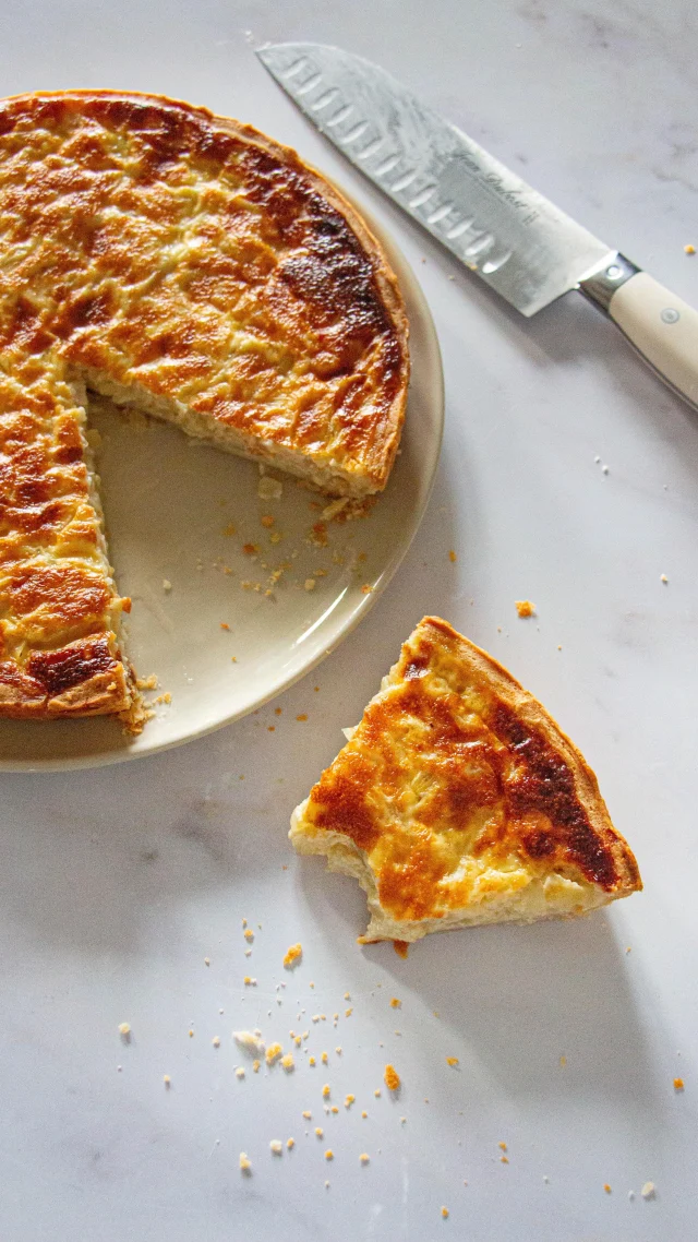 🇫🇷 La meilleure tarte à l’oignon, elle est alsacienne ! 🧅
Je l’ai réalisée avec ma pâte brisée salée ( n’hésite pas à me la demander) et c’est trop bon !
Qu’est-ce que tu en penses de cette histoire de cuisson ?

Ingrédients 
1 pâte brisée salée
900 g d’oignons
15 g de beurre
3 œufs
25 cl de crème fraîche
Sel
Poivre
Muscade en poudre

Déroulé
Épluchez et coupez vos oignons grossièrement.
Faites fondre le beurre à feu moyen dans une cocotte et ajoutez les oignons.
Couvrez et laissez cuire à feu doux pendant 1 à 2 heures. Remuez de temps à autre.
Au bout de ce temps, préchauffez votre four à 220 degrés.
En dehors du feu, ajoutez la crème aux oignons. Mélangez.
Ajoutez ensuite les œufs et mélangez bien.
Salez, poivrez et ajoutez un peu de muscade.
Étalez votre pâte et placez-la dans votre moule.
Versez la préparation aux oignons dedans.
Cuisez 40 minutes.
Servez chaud !

🇺🇸 Alsatian onion tart 🧅
Made with my express short crust pastry (feel to ask for the recipe)
•
#casseroleetchocolat #oignon #tarte #tart #oignons #patebrisee #shortcrustpastry #quiche #recette #recettefacile #recettesimple #pascher #patefeuilletee #mangersainement #faitmaison #homecook #onion #onions