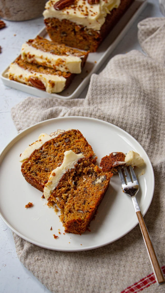 🇫🇷 C’est l’automne 🍁 et je vous avoue que c’est mon premier carrot cake !! 🥕🥕🥕
Pourquoi ai-je attendu autant ??
On valide ?

Ingrédients 
***Cake
70 g de farine
60 g de poudre de noisette
70 g de poudre d’amande
1 sachet de levure chimique
2 œufs
100 g de cassonade
25 g d’huile de noisette
25 g d’huile de tournesol
1 cuillère à café de cannelle
1 cuillère à café de gingembre moulu
1 pincée de fleur de sel
250 g de carottes
40 g de noix de pécan, hachés grossièrement
***Glaçage
70 g de beurre mou
35 g de sucre glace
150 g de Philadelphia
25 g de miel
30 g de noix de pécan
1 cuillère à soupe de pralin

🇺🇸 Fall is here 🍁 and I have to admit: it’s my first carrot cake ever 🥕🥕🥕
Can you believe it ?

•
#carrotcake #americanfood #casseroleetchocolat #carrot #carotte #cannelle #gateau #cake #cinnamon #pecannuts #gouter #glacage #gateaumaison #icing #recette #recettefacile #automne #fall #recetterapide #easyrecipe #moelleux #gourmandise #recette #instafood #foodphotography #foodpics