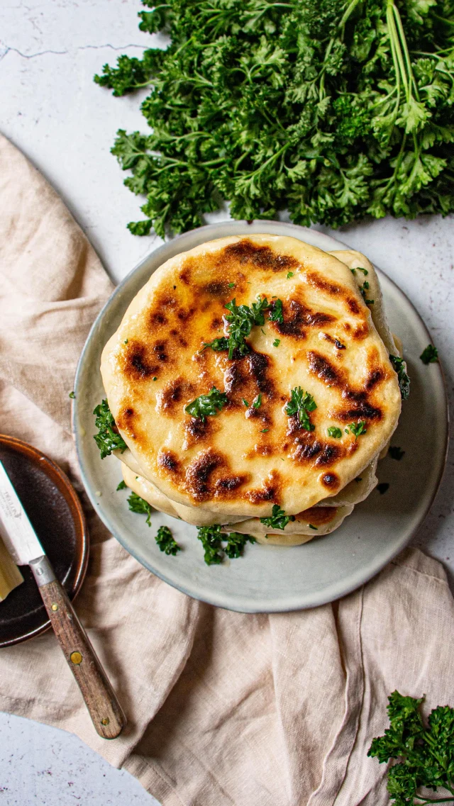 🇫🇷 Aujourd’hui c’est Diwali ! Alors j’ai eu envie de cheese naans !!
Moelleux et bien gourmands 😋

Ingrédients
***Pâte
500 g de farine
4 g de sel
4 g de sucre
5 g de levure sèche de boulanger ou 10 g de levure fraîche
125 g de yaourt bulgare ou à la grecque
50 g de beurre fondu
180 g d’eau
***Finition
10 fromage Vache Qui Rit
1 cuillère à soupe d’huile de tournesol
50 g de beurre ou de ghee
4 brins de persil

🇺🇸 Cheese naan for Diwali!
Moist and yummy 😋 
Recipe in bio or just ask for it
•
#casseroleetchocolat #naan #pain #painmaison #bread #homemadebread #homemadefood #naanbread #cheesenaan #indianfood #cuisinemaison #recette #cuisineindienne #creamcheese #fromage #diwali #recettefacile #recetterapide #flatbread #foodstagram #apero #vachequirit #instagood #diwalispecial #instafood #breadmaking