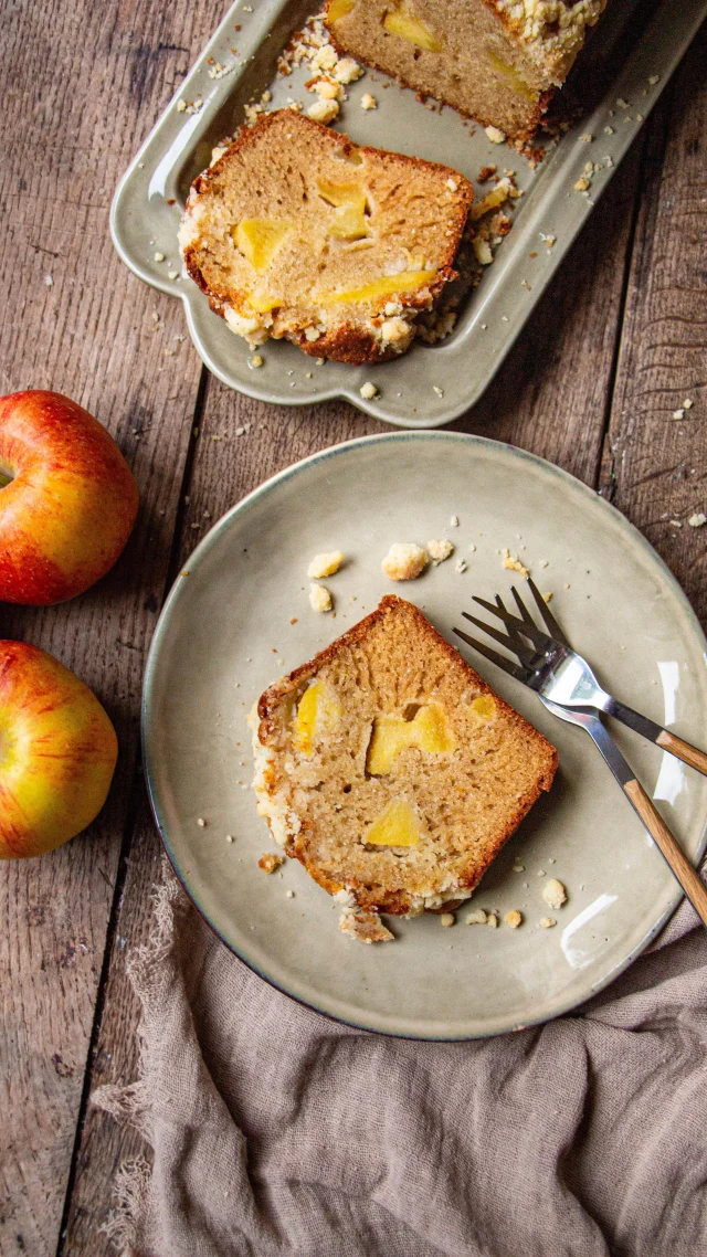 🇫🇷 Cette pluie me met en mode cocooning !
Cake aux  pommes et crumble pour me remonter le moral…
Avec un caramel beurre salé c’est encore meilleur (n’hésite pas à me demander la recette)
On valide ? 🍎🍎🍎

Ingrédients 
Crumble
45 g de beurre mou
65 g de farine
30 g de sucre
Pâte à cake
1 cuillère à café bombée de cannelle en poudre
280 g de farine
3 gros oeufs
1 sachet de levure chimique
1 pincée de sel
110 g de sucre
250 g de lait
80 g d’huile de tournesol
2 pommes

🇺🇸 Fall is here 🍁 I’m switching to cocooning mode!
Apple and crumble cake for a comforting treat!
With salted butter caramel, it’s even better (feel free to ask for the recipe)
Recipe in bio or ask for it 🍎🍎🍎
•
#gateauauxpommes #crumble #casseroleetchocolat #pomme #pommes #mascarpone #gateau #cake #applepie #apples #gouter #tortadimele #streusel #gateaumaison #applecake #recette #recettefacile #automne #fall #recetterapide #easyrecipe #moelleux #gourmandise #recette #instafood #foodphotography #foodpics #caramel