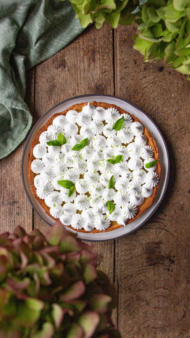 🇫🇷 Tarte au citron meringuée 🍋 
Est-ce qu’on valide ce choix ?
Une recette très simple, rapide à faire et super gourmande 💛 C’est parfait pour ton week-end !
Il faut que tu testes !!
N’hésite pas à me demander la recette de la pâte 😉

Les ingrédients 
1 pâte sucrée amandes 
3 citrons
60 g de beurre
2 œufs
1 jaune d’œuf
150 g de sucre
1 feuille de gélatine alimentaire
3 blancs d’œuf
200 g de sucre glace

🇺🇸 Lemon tart with meringue 🍋
An easy and yummy recipe
Recipe on the blog or just ask for it
•
#casseroleetchocolat #tarte #citron #cremeux #lemoncurd #meringue #meringuecake #gateau #patisserie #patisseriefrançaise #patisseries #pâtisserie #pastry #frenchpastry #tarteaucitron #lemonpie #lemoncurd #easyrecipe #recettesimple #recettefacile #pascher #cheap #homecook #cuisinemaison #faitmaison #lemon #lime