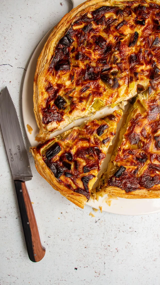 🇫🇷 Les mercredis de la flemme, épisode 7.
Quiche poireaux poulet 🌱
Je l’ai réalisée avec ma pâte feuilletée minute ( n’hésite pas à me la demander) et c’est trop bon !

Ingrédients 
1 pâte
2 beaux poireaux
1 oignon
1 ou 2 filets de poulet
20 g de beurre
3 œufs
25 cl de crème fraîche
Sel
Poivre
Muscade en poudre

Déroulé
Épluchez et coupez grossièrement vos poireaux et l’oignon.
Faites fondre la moitié du beurre à feu moyen dans une cocotte et ajoutez les poireaux et l’oignon.
Couvrez et laissez cuire à feu très doux en remuant de temps à autre.
Faite fondre le reste de beurre dans une poêle et grillez les filets de poulet avec un peu de sel.
Quand le poireau est fondant, ajoutez la crème, les œufs et le poulet.
Salez, poivrez et ajoutez un peu de muscade.
Versez la préparation sur la pâte.
Cuisez 40 minutes.

🇺🇸 Lazy Wednesdays, episode 7.
Leek and chicken quiche 🌱
Made with my express puff pastry (feel to ask for the recipe)
•

#casseroleetchocolat #leek #poulet #poireaux #chicken #poireau #puffpastry #quiche #recette #recettefacile #recettesimple #pascher #patefeuilletee #mangersainement #faitmaison #homecook