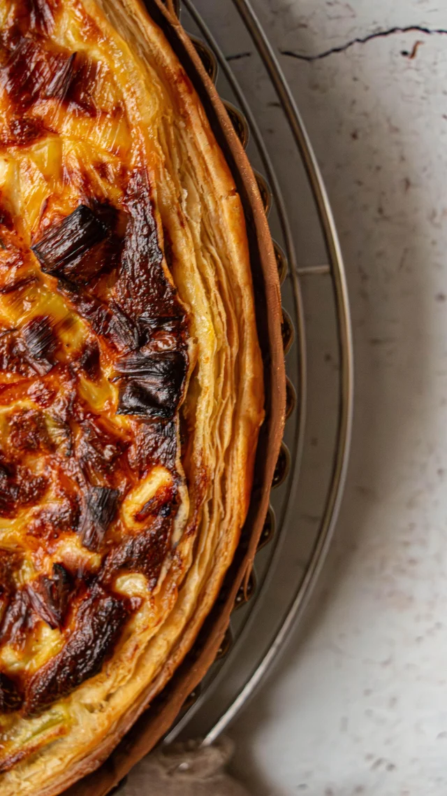 🇫🇷 Voici ma pâte feuilletée minute !
Tu n’achèteras plus celles du commerce…

Ingrédients 
200 g de farine 
100 g d’eau
1 càc de sel
200 g de beurre

🇺🇸 Here’s my express puff pastry!
•

#casseroleetchocolat #patisserie #puffpastry #quiche #recette #recettefacile #recettesimple #pascher #patefeuilletee #mangersainement #faitmaison #tarte #tart #homecook #cheaprecipes