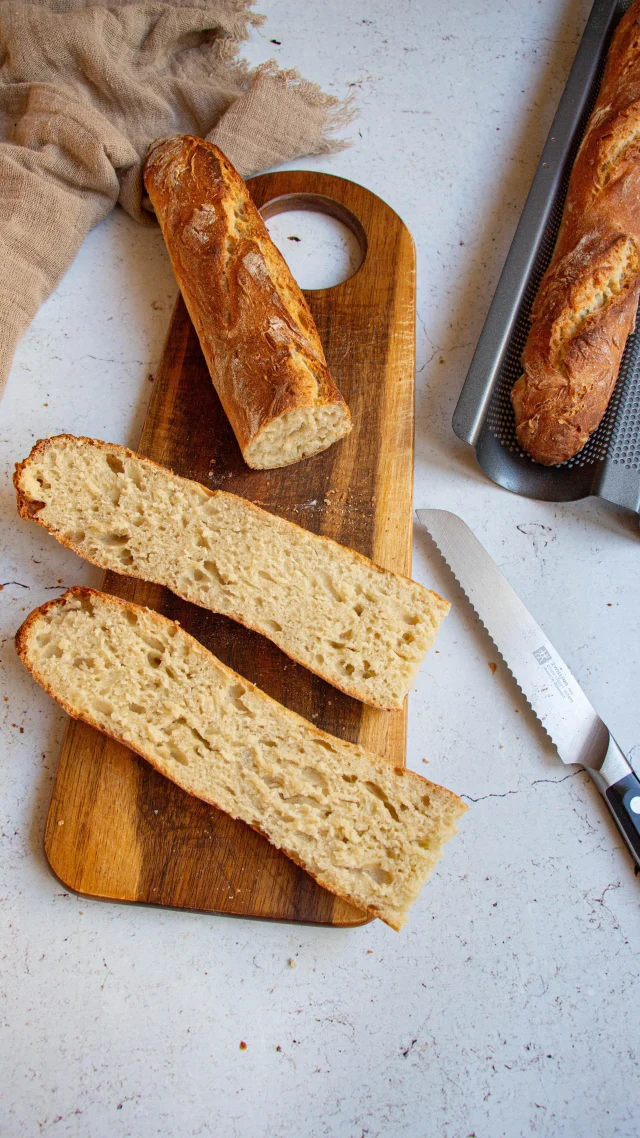 🇫🇷 Voici mes baguettes express sans pétrissage 🥖🥖
Mon boulanger a décidé de fermer boutique le dimanche, je n’ai pas le choix…
Et honnêtement, j’adore, c’est vraiment un délice !

Ingrédients 
320 g de farine T45
5 g de levure de boulanger sèche
250 g d’eau tiède
8 g de sel

Déroulé 
Versez l’eau tiède et la levure dans un saladier. Laissez 1 minute tel quel.
Mélangez ensuite à la spatule.
Ajoutez la farine et le sel. Mélangez.
Laissez reposer couvert pendant au moins 1 heure 30 min.
Versez votre pâte sur un plan de travail fariné.
Formez deux boudins et disposez-les sur vos moules à baguettes recouverts de papier sulfurisé.
Préchauffez votre four à 240 degrés.
Quand le four est chaud, faites des entailles à vos baguettes, jetez 1/3 de verre d’eau sur un lèche-frite en bas du four et enfournez vos baguettes pour 25 min.

🇺🇸 Here are my express no knead baguettes 🥖🥖
Link in bio
•

#casseroleetchocolat #patisserie #baguette #pain #recette #recettefacile #recettesimple #pascher #baguettes #boulangerie #faitmaison #painmaison #homemadebread #homecook #frenchbaguette #cheaprecipes