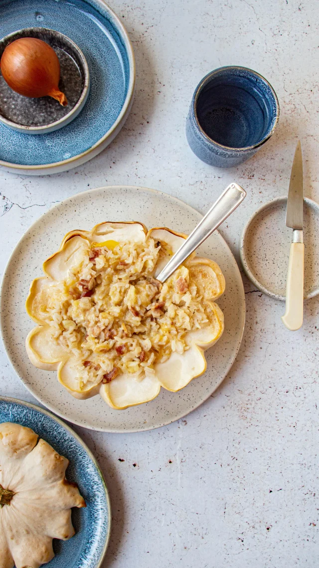 🇫🇷 Pâtisson farci au riz, lard et à la tomme de Savoie 
Une recette doudou par excellence qui est appréciée par toute la petite famille !
Est-ce que ça te fait envie ?

Ingrédients 
1 pâtisson
90 g de riz
1/2 oignon
100 g de lard
50 g de Tomme de Savoie coupée en cubes
90 g de crème fraiche entière
Sel
Poivre
1/4 cuillère à café de noix de muscade

Déroulé 
Faites cuire votre riz selon les instructions du paquet.
Faites blanchir votre pâtisson dans un grand volume d’eau bouillante pendant 10 minutes.
Faites revenir le lard coupé en morceaux et l’oignon émincé dans une grande poêle.
Ajoutez la crème, la noix de muscade, salez, poivrez.
Retirez de la plaque, ajoutez le riz et mélangez.
Coupez le chapeau du pâtisson et retirez les pépins.
Remplissez le pâtisson avec le mélange riz et lard. Coupez la Tomme en cubes et enfoncez-les cubes dans le riz.
Remettez le chapeau et disposez dans votre plat à rôtir. Versez 1/2 verre d’eau dans le plat.
Enfournez 20 minutes à 180 degrés.
Puis augmentez à 200 degrés et cuisez encore 30 minutes.
Votre pâtisson est cuit quand vous pouvez enfoncer un couteau dans la chair sans difficulté.

🇺🇸 White pumpkin stuffed with rice, bacon and cheese. 
What could be more comforting ?
•
#casseroleetchocolat #recettefacile #recetterapide #faitmaison #recette #instafood #easyrecipes #pumpkin #courge #riz #rice #lard #bacon #tomme #cheese #savoie #savoiemontblanc #freshfromtheoven #creme