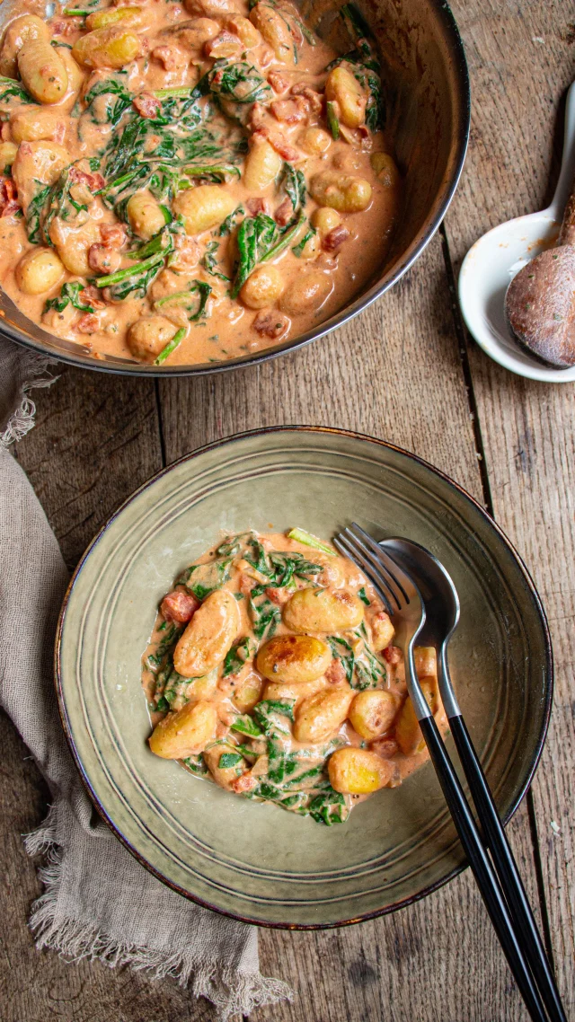 🇫🇷 Les mercredis de la flemme, épisode 8.
Gnocchi crémeux, épinards, tomate et @boursin_france 🌱
Tu pourras prendre d’autres variétés de fromage. Une fêta conviendra également très bien !

Ingrédients 
500 g de gnocchi
2 cuillères à soupe d’huile d’olive
1 oignon ou 1 échalote
2 gousses d’ail
300 g de tomates cerise
250 g de Boursin ail et fines herbes
150 g d’épinards

🇺🇸 Lazy Wednesdays, episode 8.
@boursincheese , spinach and tomato gnocchi 🌱
You can use feta cheese if you prefer. 
•

#casseroleetchocolat #boursin #gnocchi #epinard #tomate #cremeux #spinach #tomato #recette #recettefacile #recettesimple #pascher #gnocchidipatate #mangersainement #faitmaison #homecook #gnocchis