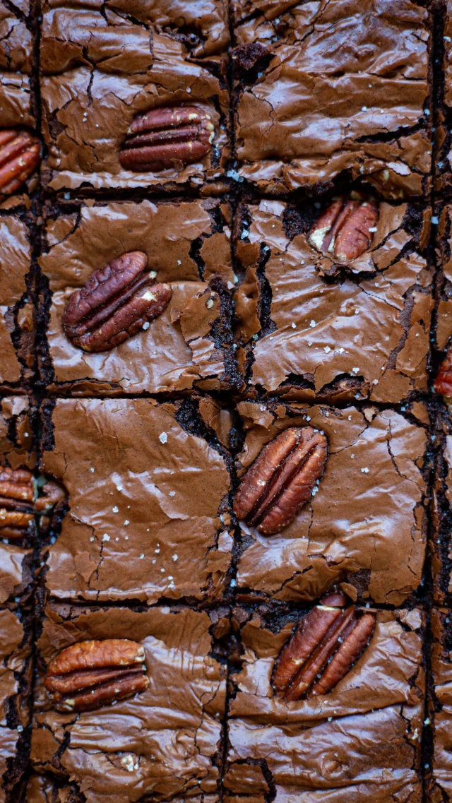 🇫🇷 Les meilleurs brownies au chocolat et noix de pécan 🤎
Un moelleux incroyable, une gourmandise à tomber !
La recette est là pour toi!

Ingrédients 
1 œuf
1 blanc d’œuf
100 g de beurre
160 g de chocolat dessert
30 g de cacao en poudre non sucré
100 g de farine T45
2 g de levure chimique
1 pincée de fleur de sel
150 g de sucre

Déroulé 
Préchauffez votre four à 180 degrés.
Faites fondre dans une casserole à feu très doux le chocolat et le beurre.
Pendant ce temps, fouettez l’œuf, le blanc d’œuf et le sucre jusqu’à ce que le mélange blanchisse.
Ajoutez ensuite le mélange chocolat/beurre. Mélangez.
Ajoutez la farine, le cacao, la levure tamisés. Ajoutez le sel. Fouettez doucement pour bien incorporer les poudres à votre préparation.
Versez dans votre moule bien beurré et cuisez 16-18 minutes.
Démoulez après 10 à 15 minutes de refroidissement.

Fouet @zwilling_fr 
Moule et scie à génoise @debuyerfrance 
Chocolat et cacao @cacaobarryofficial

🇺🇸 Chocolate and pecan brownie 🤎
So moist and delicious!
You have to try it…
•
#casseroleetchocolat #recettefacile #recetterapide #gourmandise #faitmaison #recette #patisserie #pastry #gouter #brownie #cake #chocolate #chocolat #gateau #gâteau #moelleux #moist #easyrecipe #brownies #brownielovers #imsomartha #homecook