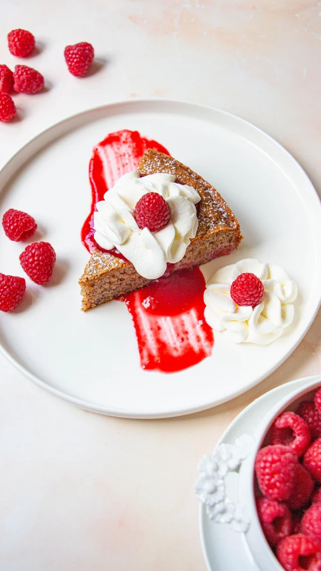 🇫🇷 Gâteau noisette framboises et mascarpone 💗
Mais en version dessert chic servi à l’assiette. 
On valide ? ♥️

Ingrédients 
4 œufs
150 g de sucre
250 g de mascarpone
130 g de farine
70 g de poudre de noisette 
1,5 sachets de levure (ou 16 g)
125 g de framboises 
2 cuillères à soupe de cassonade
2 cuillères à café de sucre glace

🇺🇸 Hazelnut, raspberry and mascarpone cake for a comforting treat!
Serving as a chic dessert. Do you like it?
Recipe in bio or ask for it ♥️
•
#italianfood #casseroleetchocolat #noisette #framboise #mascarpone #gateau #cake #raspberry #hazelnut #gouter #cookingessentials #gateaumaison #fallflavors #recette #recettefacile #automne #fall #recetterapide #easyrecipe #moelleux #gourmandise #recette #instafood #foodphotography #foodpics #fallfood #stylismeculinaire #foodstyling