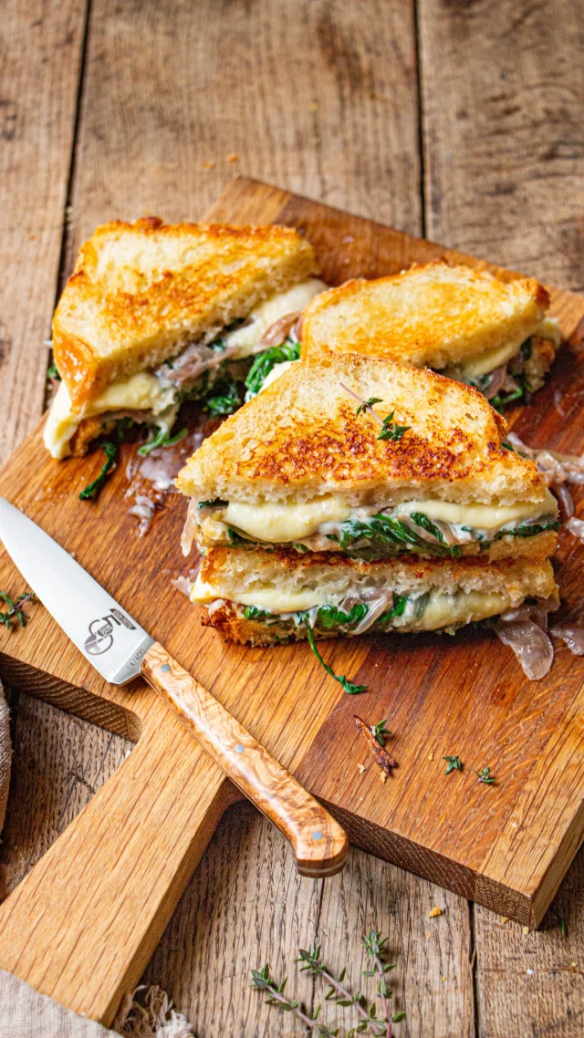 Concours avec @goyon.chazeau.coutellerie pour les 50 ans de la maison !!
Envie de tenter de gagner un des 3 lots de couteaux ? 
Lot n°1 : Un set Trio Tradi
Lot n°2 : Un set Duo Tradi
Lot n°3 : Un p’tit Tradi anniversaire

Comment faire ? c’est super simple !
✅ il faut être abonné(e) à mon compte et à celui de @goyon.chazeau.coutellerie 
✅ liker, commenter et inviter un ami !
✅ renouveler autant de fois pour démultiplier tes chances
✅ partager ce post en story si ça te dit
✅ et si tu veux, tu peux aller faire un tour sur mon compte et me dire ce que tu penses de mes derniers posts (parce que ça fait plaisir 😉)
Fin du concours ce dimanche 9 novembre
Réservé à la France métropolitaine et aux personnes majeures.
Règlement en bio
Bonne chance à tous !! 🍀🍀🍀

*Collaboration rémunérée*

Ingrédients des Grilled Cheese
***Oignon
1 càs d’huile d’olive
10 g de beurre
2 gros oignons jaunes
1/4 càc de sucre
1/2 càc de sel
***Épinards
120 g de pousses d’épinards
50 g de mascarpone
1/4 càc de zaatar
Sel
Poivre
***Finition
4 tranches de pain
125 g de mozzarella

•
#goyonchazeau #couteau #couteaux #ustensile #cuisine #gastronomie #artsdelatable #ustensiles #casseroleetchocolat #concoursinsta #jeuconcours #giveaway #grilledcheese #sandwich #concours #ideecadeau #cuisinermaison #concoursfrance #cuisiner #végétarien #faitmaison #recettefacile #grilledcheesesandwich #cadeau #madeinfrance #flemme