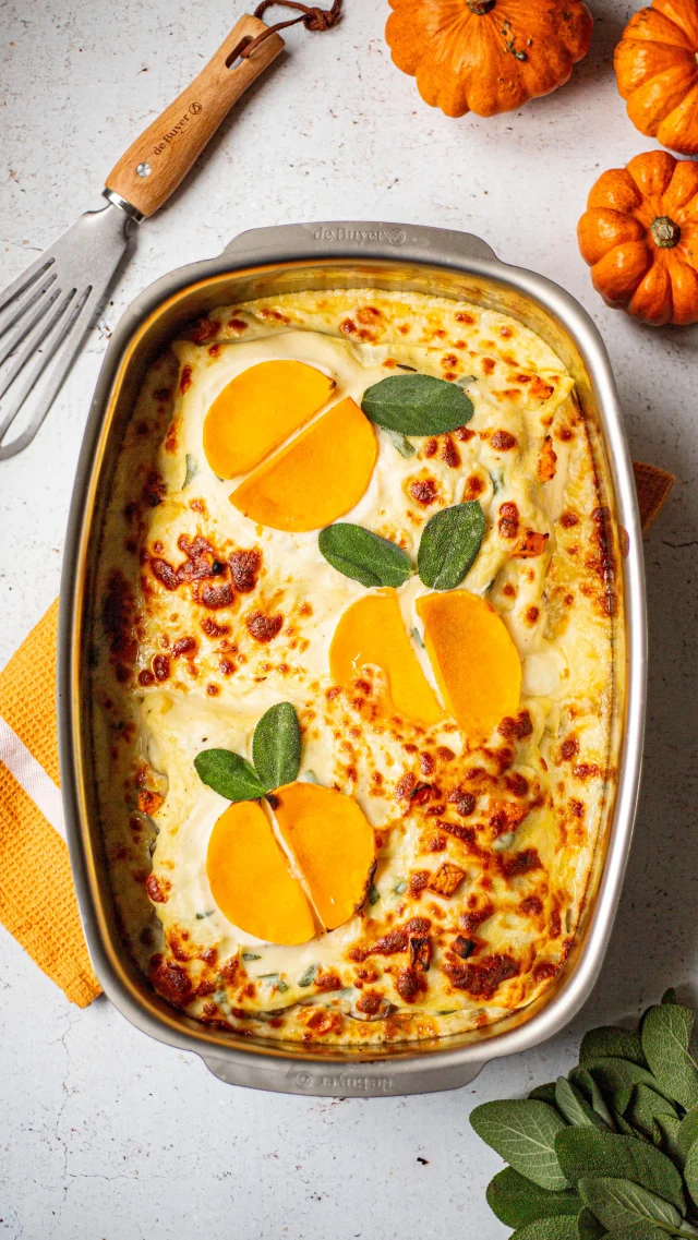 🇫🇷 Lasagnes végétariennes butternut et champignons 🍄‍🟫
Avec de la sauge pour la touche aromatique 🌱
Une recette facile et ultra savoureuse !
Qu’est-ce que tu penses du résultat ?

Ingrédients 
***Courge
900 g de courge
2 cuillères à soupe d’huile d’olive
Sel
Poivre
***Champignons
20 g de beurre
1 oignon
600 g de champignons de Paris frais
***Sauce béchamel
120 g de beurre
180 g de farine
1,5 l de lait
1/2 cuillère à café de noix de muscade moulue
12 feuilles de sauge
***Montage
Beurre pour le moule
10 grandes plaques de lasagnes fraîches (15x20 cm)
5-6 feuilles de sauge
175 g de dés de mozzarella

🇺🇸 Butternut and mushroom vegetarian lasagna 🍄‍🟫
What do you think? Could anything be better for a cosy weekend ?
•
#casseroleetchocolat #courge #lasagne #lasagna #champignon #butternut #pumpkin #pumpkinseason #recette #recettefacile #recettesimple #pascher #pates #mangersainement #faitmaison #homecook #bechamel #lasagnes #vegetarian #vegetarien