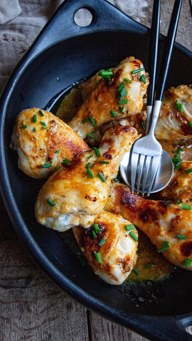 🇫🇷 Pilons de poulet miel et moutarde 🍗🍗🍗 
C’est la recette gourmande et pas chère qu’il vous faut !
La préparation est faite en 5 minutes et le résultat est juste canon !

Ingrédients
1 kg de pilons de poulet
2 cuillères à soupe de moutarde de Dijon
3 cuillères à soupe de miel
2 cuillères à soupe d’huile d’olive
2 gousses d’ail
1/2 citron
1 cuillère à café de paprika doux
1 cuillère à café d’estragon séché
1 cuillère à café de sel
1/2 cuillère à café de poivre
Herbes fraîches

Déroulé 
Mélangez la moutarde, le miel, l’huile d’olive, l’ail râpé, le jus du citron, le paprika et l’estragon.
Versez dans un plat à gratin et ajoutez vos pilons de poulet.
Mélangez bien jusqu’à ce que les pilons soient bien recouverts de marinade.
Salez et poivrez.
Réservez au réfrigérateur au moins une heure.
Préchauffez votre four à 210 degrés.
Disposez vos pilons de poulet sur une plaque recouverte de papier sulfurisé.
Enfournez pour 15 minutes.
Au bout ce temps, baissez à 200 degrés et cuisez encore 15 minutes.

🇺🇸 Chicken drumsticks with honey and mustard 🍗🍗🍗
You must try it: prepared in just a few minutes and so yummy!

•
#casseroleetchocolat #recettefacile #recetterapide #faitmaison #recette #poulet #miel #moutarde #honey #diner #dinnerathome #chicken #pilon #drumstick #estragon #easyrecipes #easyrecipesathome #freshfromtheoven #ciboulette #chive