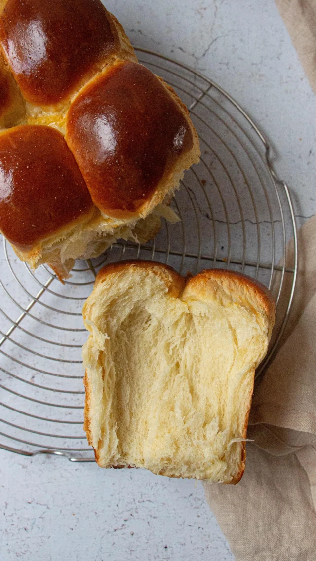 🇫🇷 Brioche Nanterre pour le petit déjeuner du weekend
C’est toujours un succès !
As-tu déjà testé cette recette ?

Ingrédients 
***Brioche
420 g de farine
50 g de sucre
5 g de sel
8 g de levure sèche de boulanger
2 cuillères à soupe de fleur d’oranger
2 oeufs de taille moyenne
160 g de lait
60 g de beurre à température ambiante
***Dorure
1 petit oeuf
1 pincée de sel

🇺🇸 Nanterre brioche for a yummy breakfast 
Perfect for a cosy weekend
Recipe in bio or ask for it
•
#brioche #nanterre #casseroleetchocolat #weekend #onmytable #briochemaison #brunch #petitdejeuner #breakfast #patisserie #pastry #frenchpastry #viennoiserie #viennoiseries #gourmandise #paques #gastronomy #gastronomie #recette #briocheknitting #bakingtime #boulangerie #miefilante #briochebun #cosy #cosyvibes