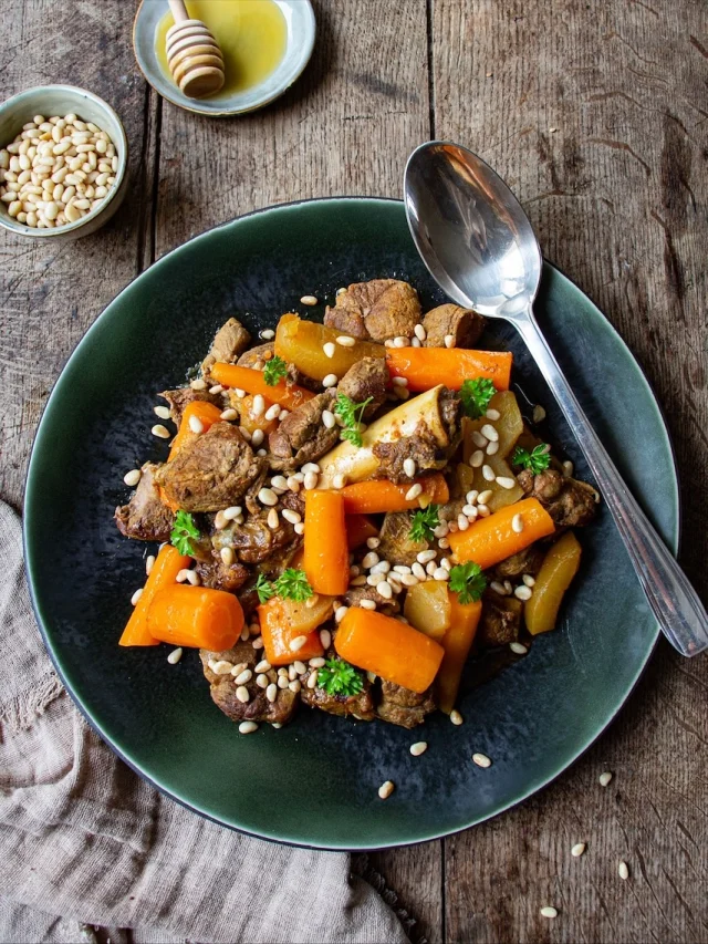 🇫🇷 Mon best off des plats mijotés, on va un peu faire le tour du monde avec tout ça !!
Qu’est-ce que tu préfères ?

1/ Tajine agneau carottes
2/ Blanquette de veau
3/ Porc à l’effiloché
4/ Boeuf bourguignon
5/ Cuisse de dinde à la miel et la moutarde
6/ Tajine de poulet citrons confits
7/ Sauté de boeuf à l’irlandaise
8/ Osso buco
9/ Casserole de poulet et risotto à la tomate
10/ Tajine de dinde et olives
11/ Blanquette de poireaux et saumon
12/ Poulet tikka masala express
13/ Chakchouka

🇺🇸 My best-of slow-cooked dishes, we’re taking a little culinary trip around the world with all this!
Which one’s your favorite?

1/ Lamb and carrot tagine

2/ Veal blanquette

3/ Pulled pork

4/ Beef bourguignon

5/ Turkey leg with honey an d mustard

6/Chicken tagine with preserved lemons

7/ Irish-style beef stew

8/ Osso buco

9/ Chicken and tomato risotto casserole

10/ Turkey and olive tagine

11/ Leek and salmon blanquette

12/ Quick chicken tikka masala

13/ Chakchouka

#casseroleetchocolat #mijote #slowcooked #tajine #tagine #boeufbourguignon #blanquette #veau #saumon #tikkamasala #ossobuco #pulledpork #risotto #poulet #chicken #cuissonlente #recettefacile #recettesimple #citron #chakchouka