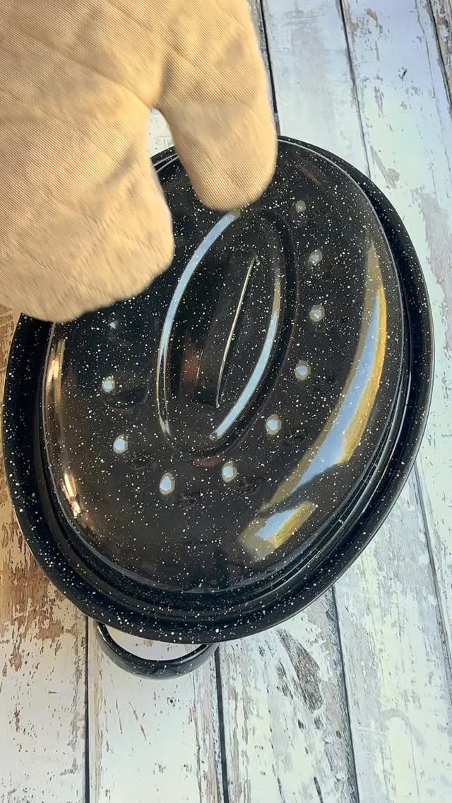 🇫🇷 Poulet rôti aux légumes racine 🥕🍠🧅
Une recette simple, saine et qui change. J’avais envie de mettre en avant des légumes qu’on cuisine peu ☺️
La préparation est faite en 10 minutes et le résultat est juste canon !

Ingrédients
1 poulet fermier
3 cuillères à soupe d’huile de tournesol
1 oignon jaune ou des Cévennes
2 betteraves rouges
1 betterave chioggia
1 patate douce
2 navets de Milan
4 carottes
3 brins de thym frais
2 cuillères à soupe de miel
1 cuillère à café d’épices « assemblage pour poulet rôti »
1 cuillère à café bombée de sel
Poivre

Cuisson 1 heure à 180 degrés 🔥

🇺🇸 Roasted chicken with root vegetables 🥕🍠🧅
You must try it: prepared in just a few minutes and so yummy!

•
#casseroleetchocolat #recettefacile #recetterapide #faitmaison #recette #poulet #legume #legumes #honey #diner #dinnerathome #chicken #rootvegetables #patatedouce #betterave #easyrecipes #easyrecipesathome #freshfromtheoven #sweetpotato #beetroot #roasted #roti